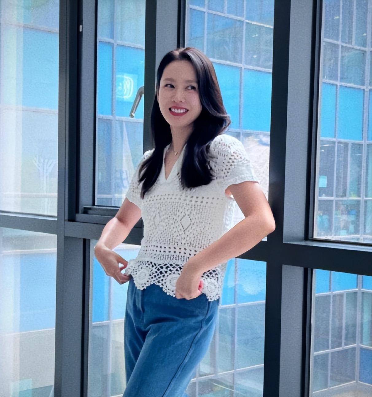 孙艺珍上传照片,坦言自己非常幸福,优雅长直发,可爱笑容吸睛