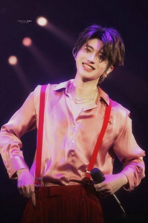 被捧为歌坛顶流却拿不出一首代表作,这3位明星羞不羞_蔡徐坤_华晨宇