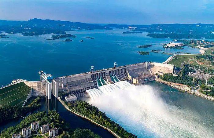 工程的壮丽与艰辛丹江口大坝的建设,是新中国水利建设史上的一座里程