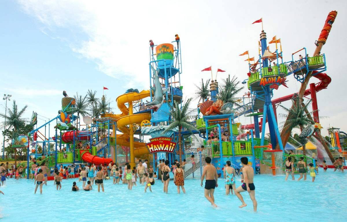  /p> p>在各大水上乐园,挤满了密密麻麻的人群.