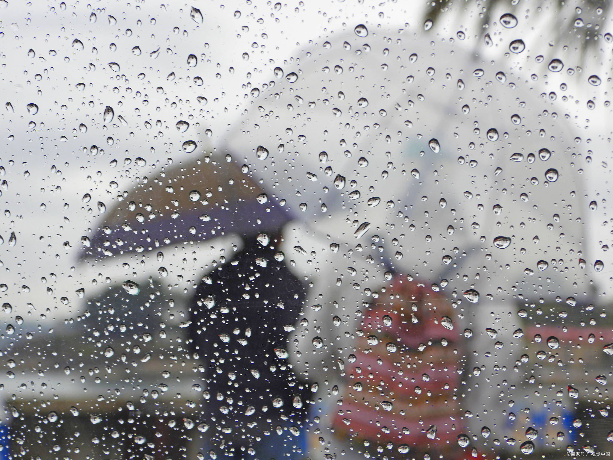 下雨天出门小心图片图片