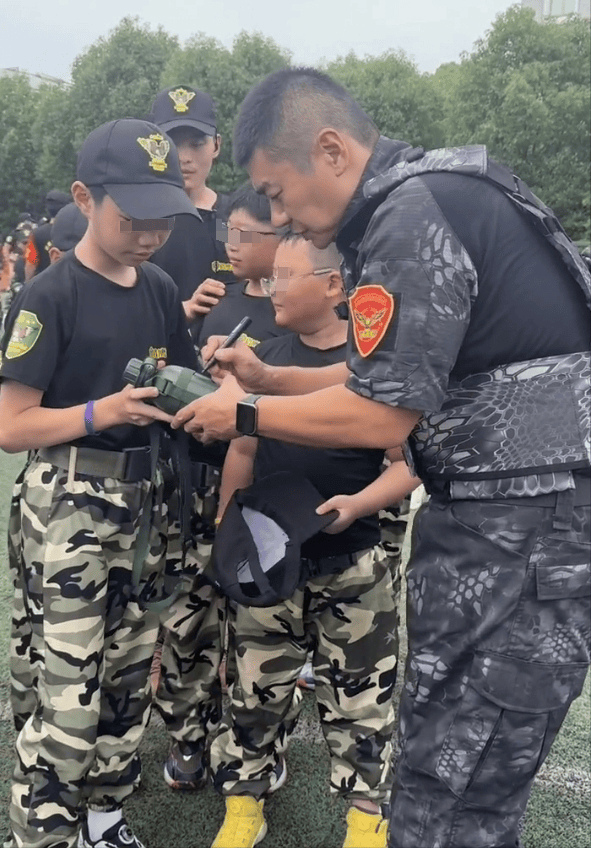 而且在《我是特种兵里》饰演"森林狼耿继辉,后来还在《我是特种兵之