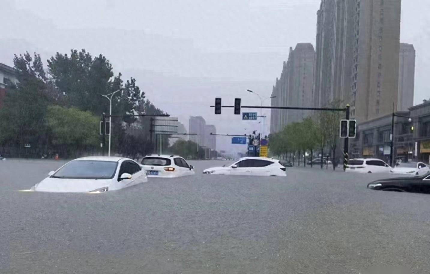 开封清明上河园暴雨图片