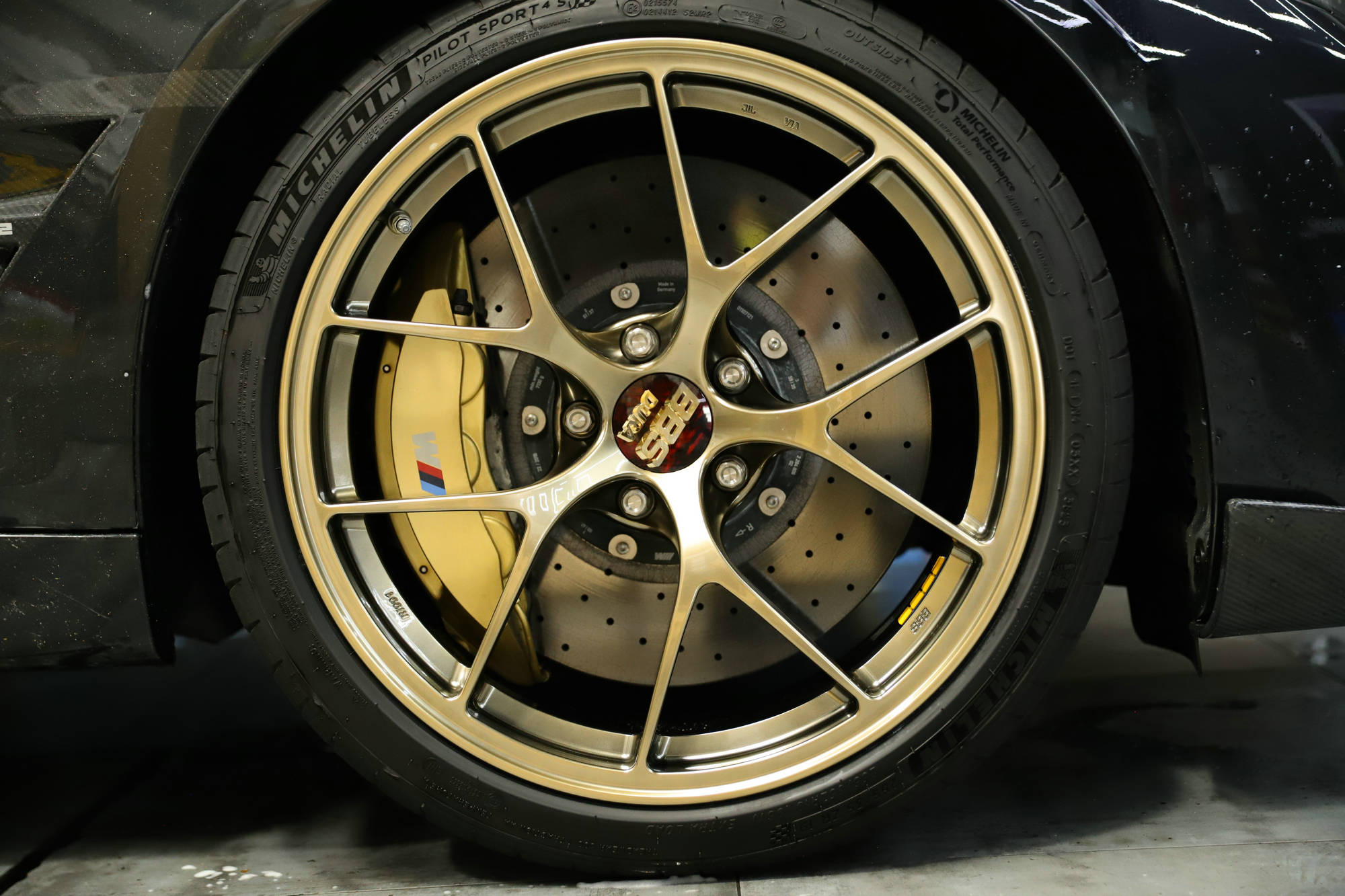 性能表现不凡且优雅动感,宝马m2的 bbs ri-d轮毂改装