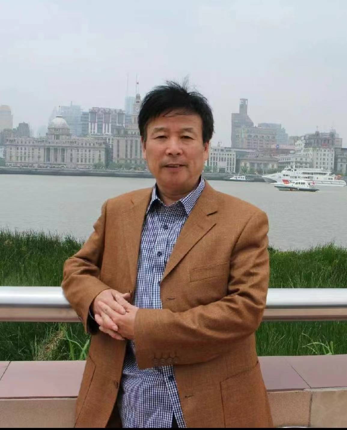 1979年2月至1996年10月,担任上海碳素厂宣传干事