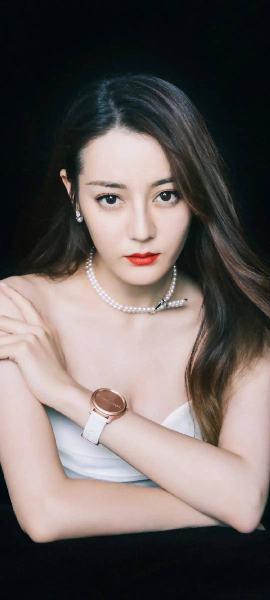 迪丽热巴这丰满身材让你瞬间沦陷,内娱还有谁能与之抗衡?