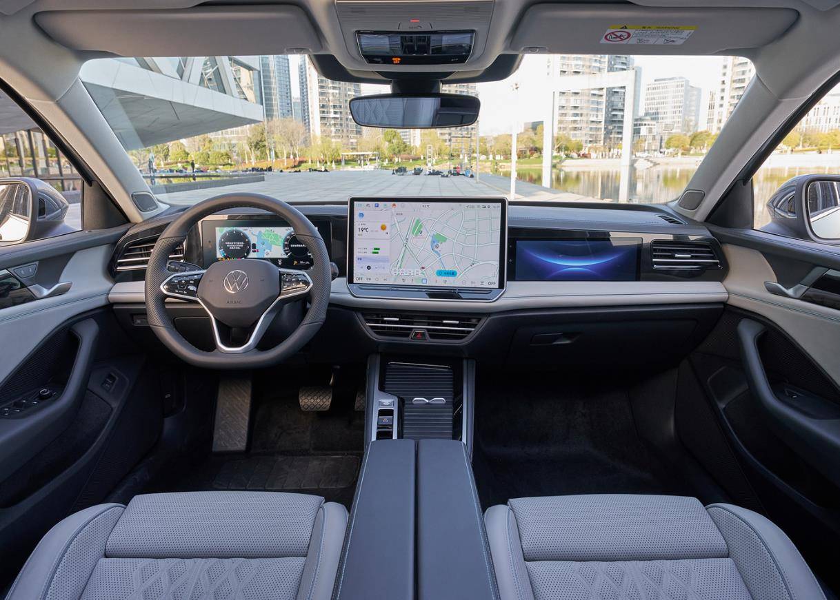 还看雅阁,凯美瑞吗?近5米合资车油耗6l多,2.0t 3块屏 四座按摩