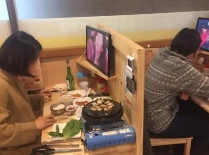   引起 韩国推出“单身烧烤”餐厅，吃:出去吃饭再也不会感到孤独。 
