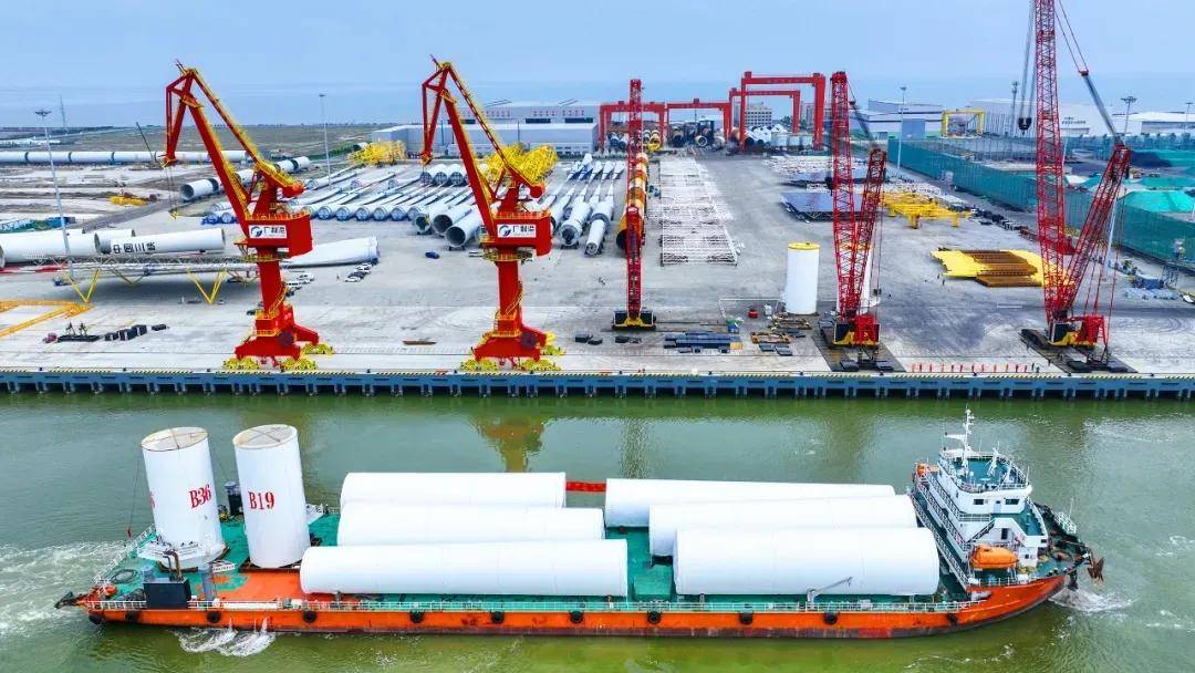 在位于东营经济技术开发区的广利港风电码头,首批运输货种为2套海力风