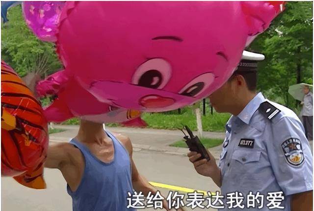 "他热情地打着招呼:"谭警官,我看过你的节目呀!
