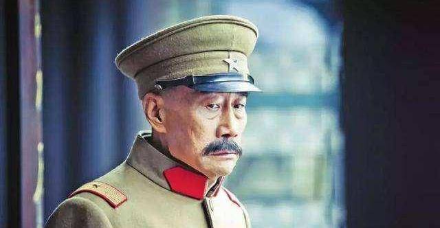 张作霖盯着戴宪玉,知道他动了心思,故意咳嗽一声警告他_田小凤_夫人