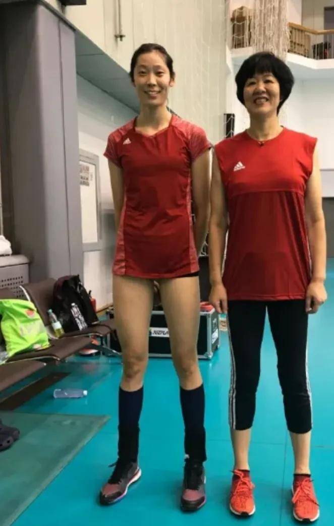 朱婷脱下运动服美出新高度!穿黑礼服又美又酷,身材比例秒杀超模
