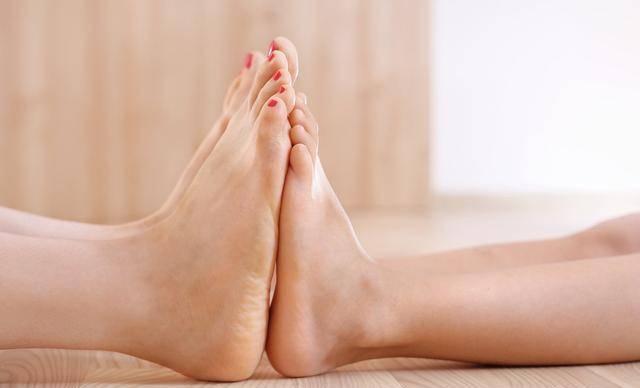 双腿伸直,用尽全力勾脚10秒钟后再用尽全力绷脚,反复进行.