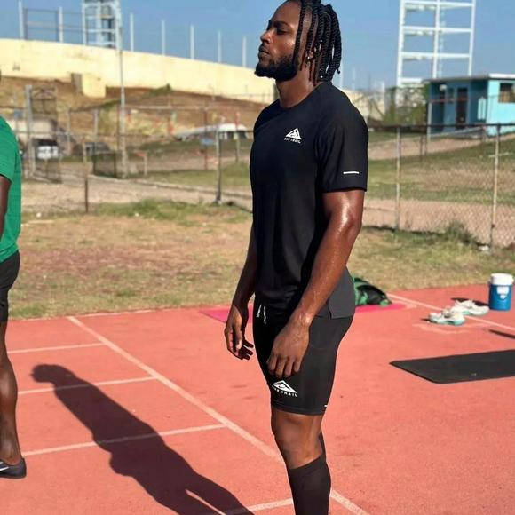 牙买加短跑新星基沙恩汤普森以9秒91获得男子100米冠军.