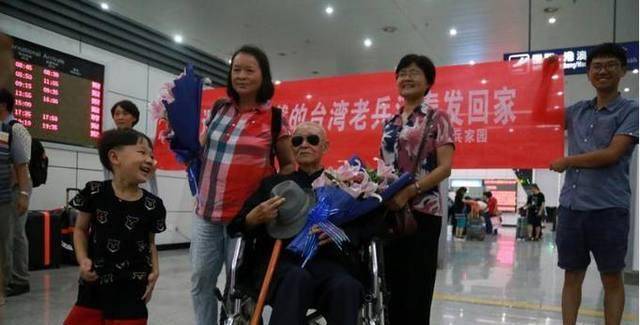 台湾九旬抗战老兵时隔70年首回大陆,在父母坟前长跪不起