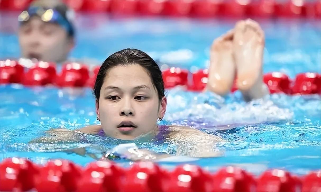 在全国游泳冠军赛女子100米蝶泳比赛中,余依婷紧随张雨霏之后游出了56