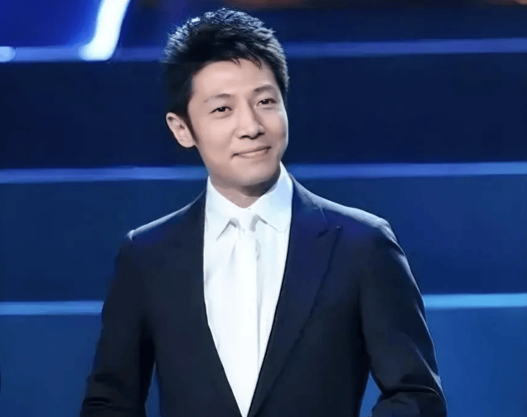 北大才子撒贝宁的一段话:"如果你一天到晚拿着手机,你要青春干什么呢?