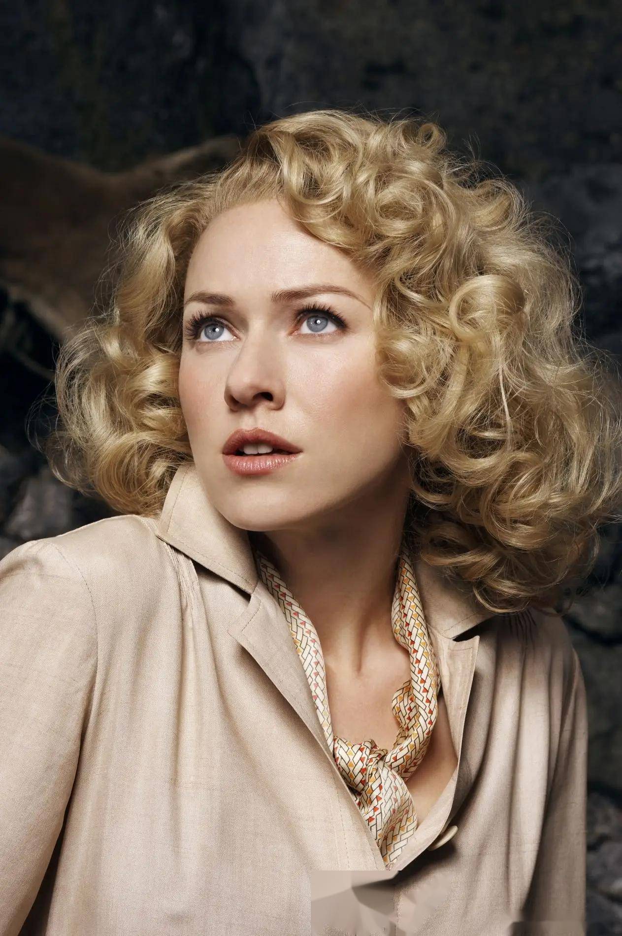 娜奥米沃茨的迷人身材,这谁敢说不羡慕?