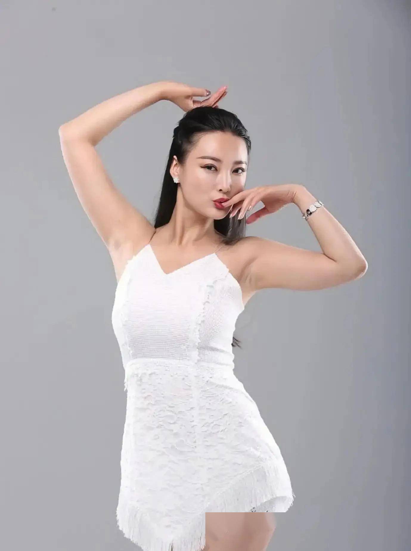 李丹妮:性感风暴席卷娱乐圈,女神的美貌与才华,让你难以忘怀!