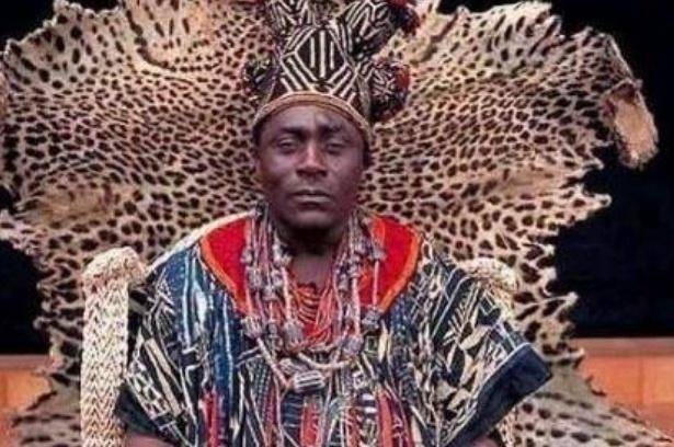   引起 这位新的非洲酋长在继承王位时将继承他父亲留下的70个小母亲。网友:怪不得他不开心。 