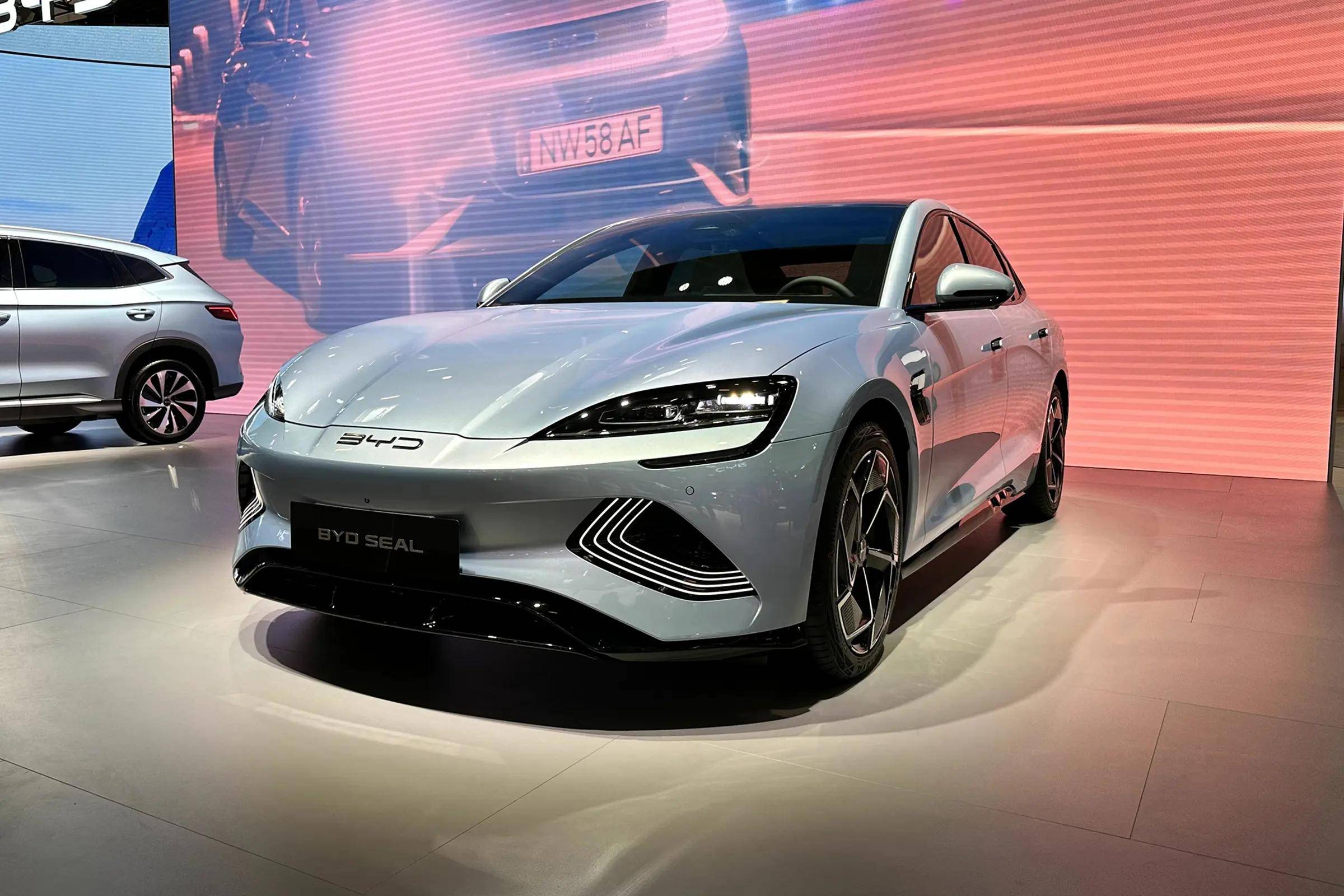 英格兰球星福登喜提byd新车,共同助力绿色发展