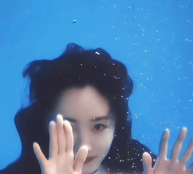 不过,杨幂虽然没有出演《美人鱼》,但她的影响力却不容小觑.