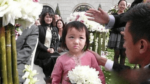 李嫣出生后,王菲和李亚鹏积极为她进行手术治疗,甚至于因为李嫣的到来