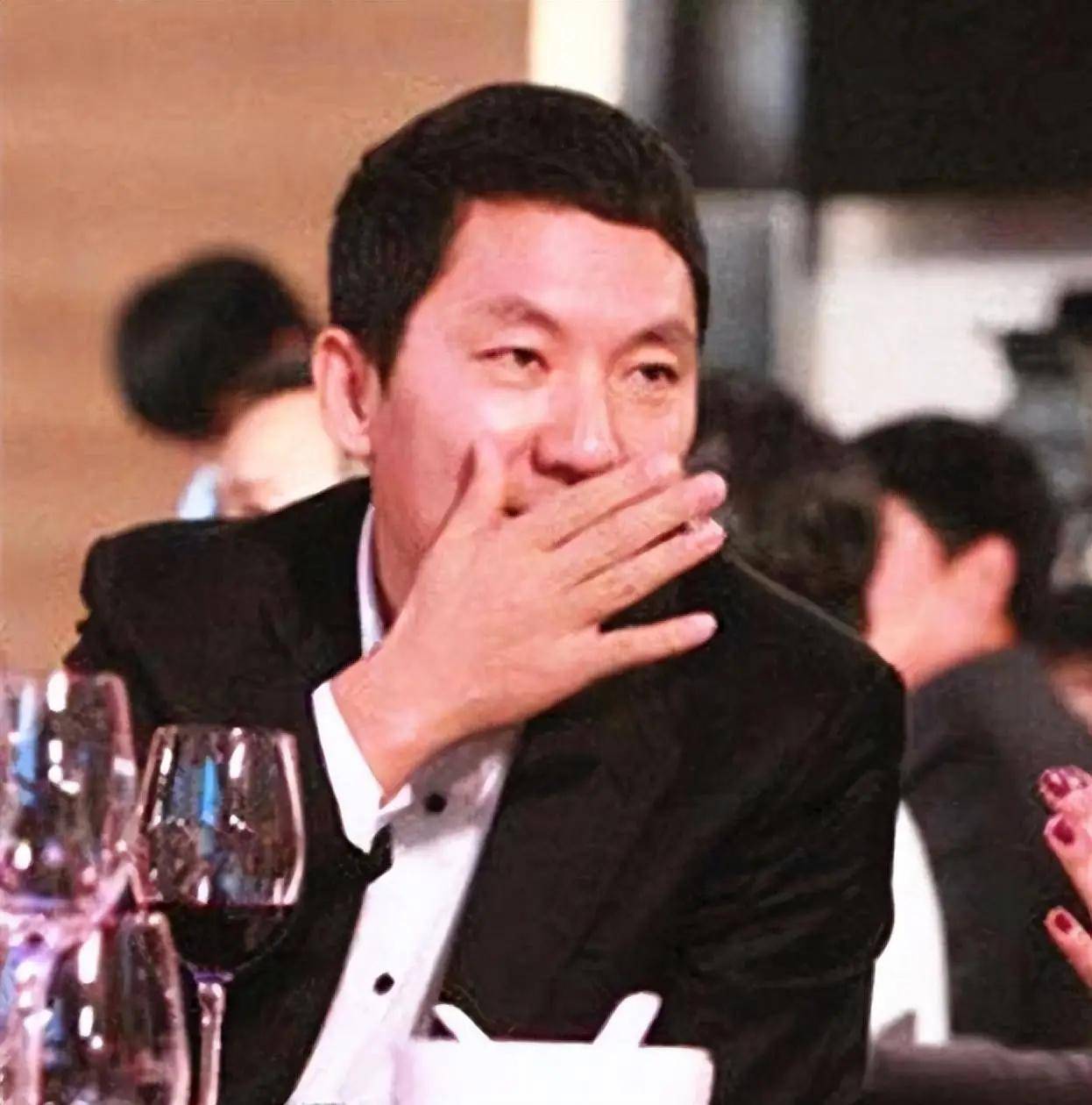 因为在遇到鄢颇之前,李小冉刚和占有欲极强的孙东海单方面分