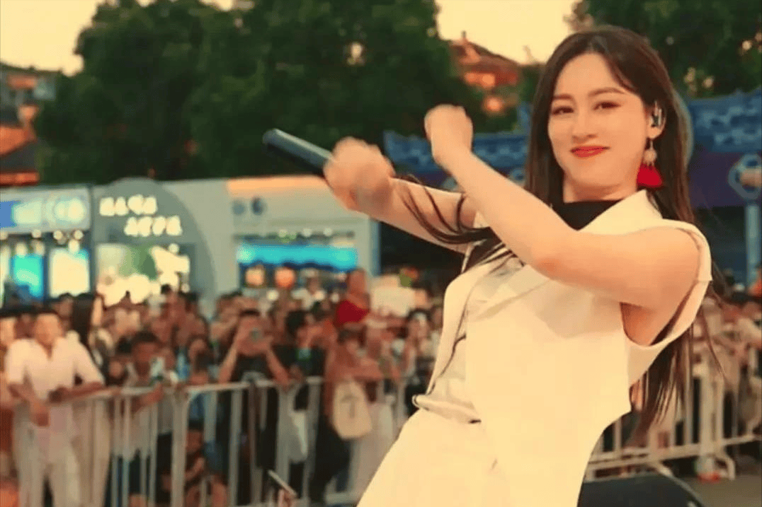 中国网红歌手唐艺靠着抖音一步步成长,前婆婆称她是"好儿媳"