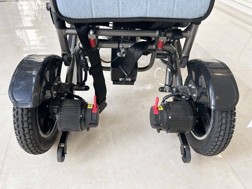 如何为200多斤老人选购电动轮椅?行内人:牢记3要点,慎选1类型