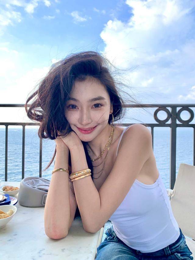 pb-易梦玲:简单的白色背心,既不过分暴露,又清新脱俗!