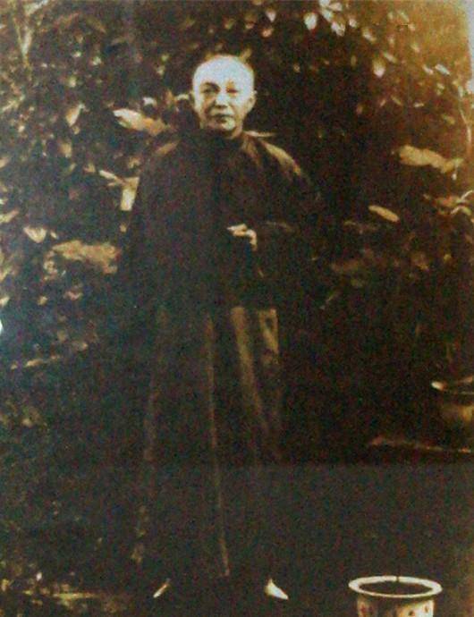 好在蒋介石的母亲王彩玉本就是农民出生,吃苦耐劳,丈夫离世后,她依然