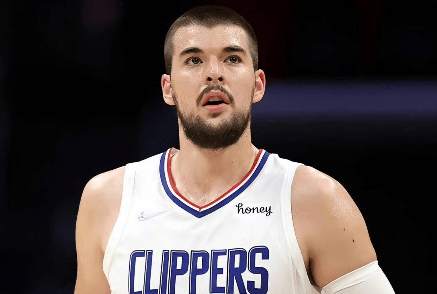 本身速度还挺快速的,今天和谢泼德配合颇有当年哈登和卡佩拉的感觉.