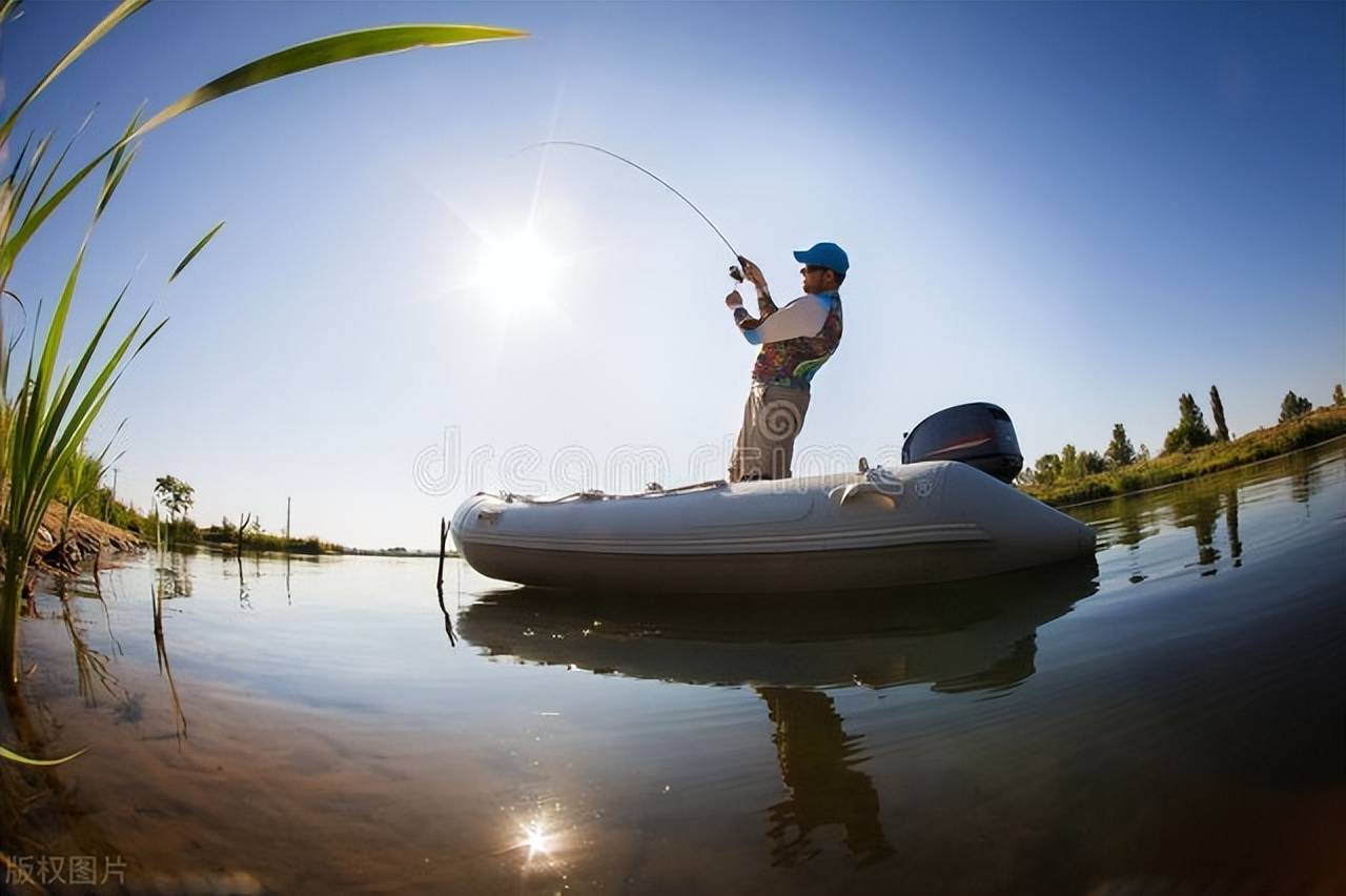 钓鱼,一项需要极大耐心与专注的活动,成为了许多中年人的心头好