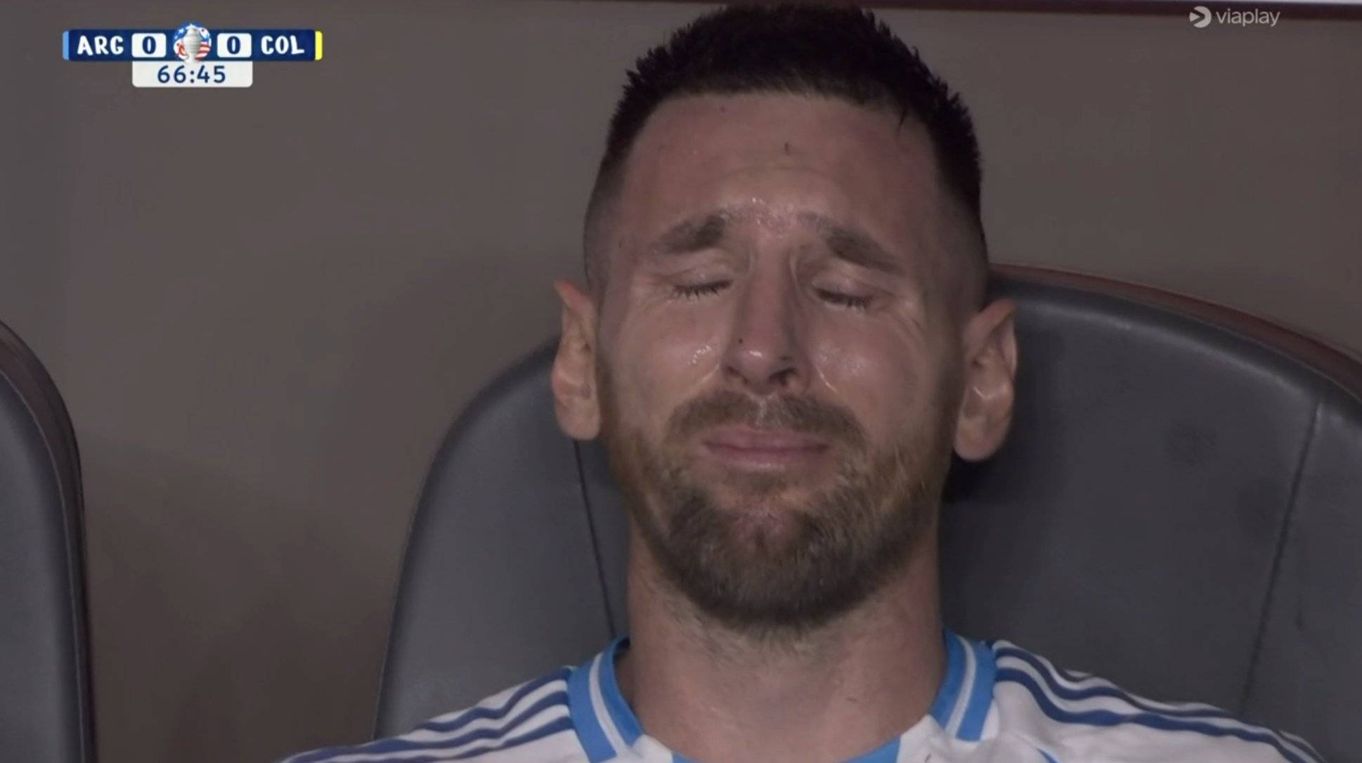 球王梅西轰然倒下!美洲杯最后一战伤退落泪,捂脸哭泣整整3分钟