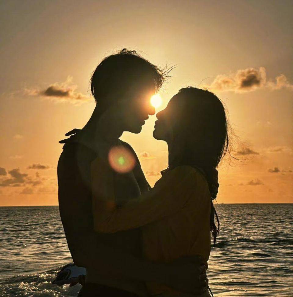 你瞧瞧,这对小情侣多会玩!