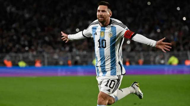 梅西的颁奖典礼:谦逊的领袖风范与团队荣耀_队友_胜利_的足球