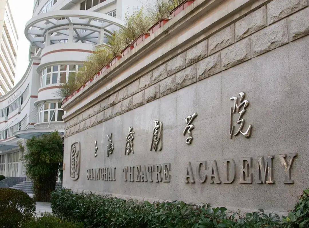因此在1955年焦晃参加高考时,他不顾父亲的反对,报考了上海戏剧学院