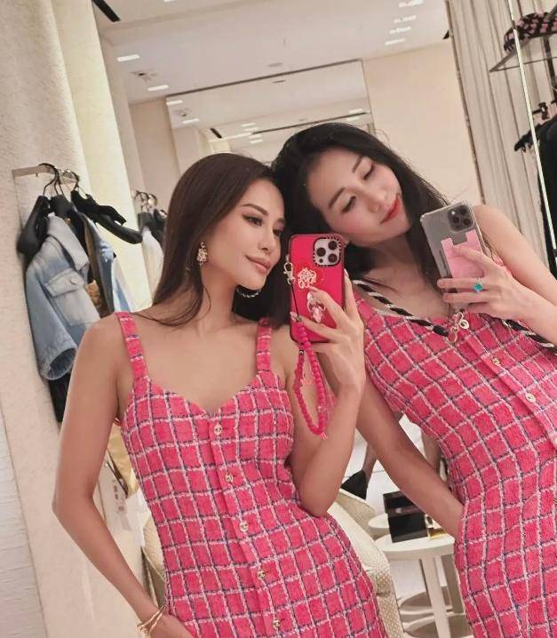 何超盈为闺蜜林心儿庆生,穿姐妹装合影亲密无间