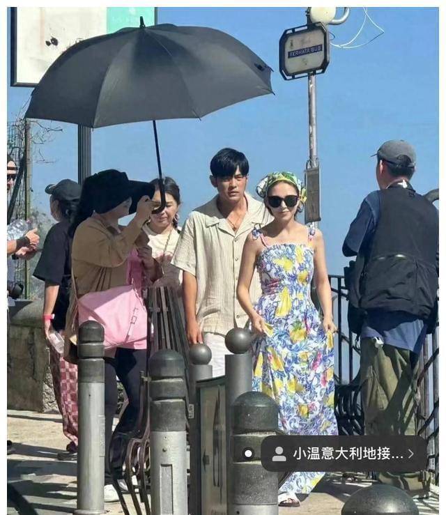 周杰伦戴假发被热到表情失控,助理撑伞被热议