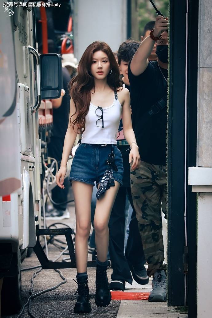赵露思带火了一种新的穿搭叫"吊带配短裤",基础穿搭又辣又美!