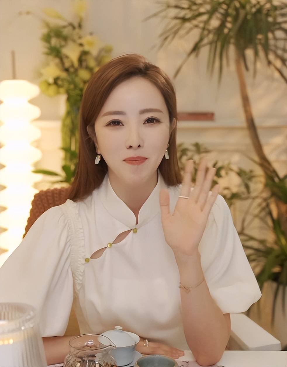 李思思:粉丝大派送,开直播在线演唱网红歌曲《若是月亮还没来》