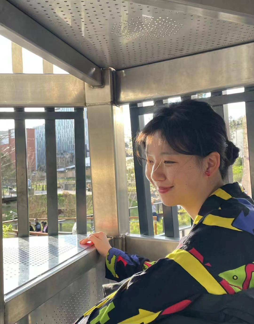 小彩旗晒英国大学毕业照,容貌大变吓坏网友!爸爸和弟弟罕见现身