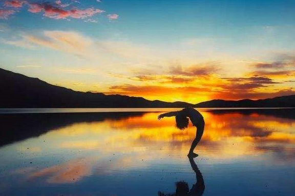 3个瑜伽体式,矫正溜肩驼背,帮你打造窈窕背影