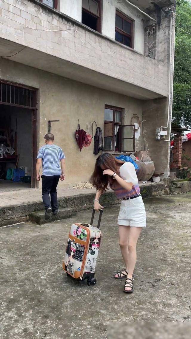 回顾女子外出打工,回来时没积蓄被丈夫赶出家门:玩够才想起回家