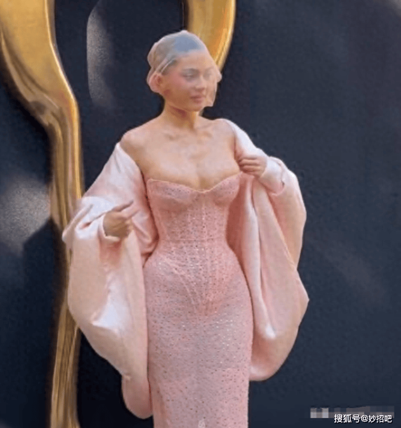 模特们,仿佛是从梦境中走出的精灵,身着几乎透明的华服,在t台上轻盈