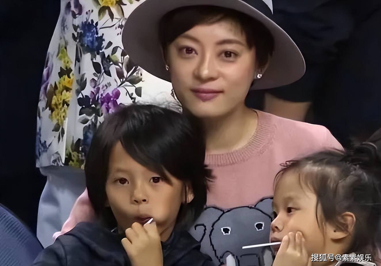 孙俪邓超一家观察剑桥,孩子手拿冰淇淋灿笑,12岁的等等长相很帅