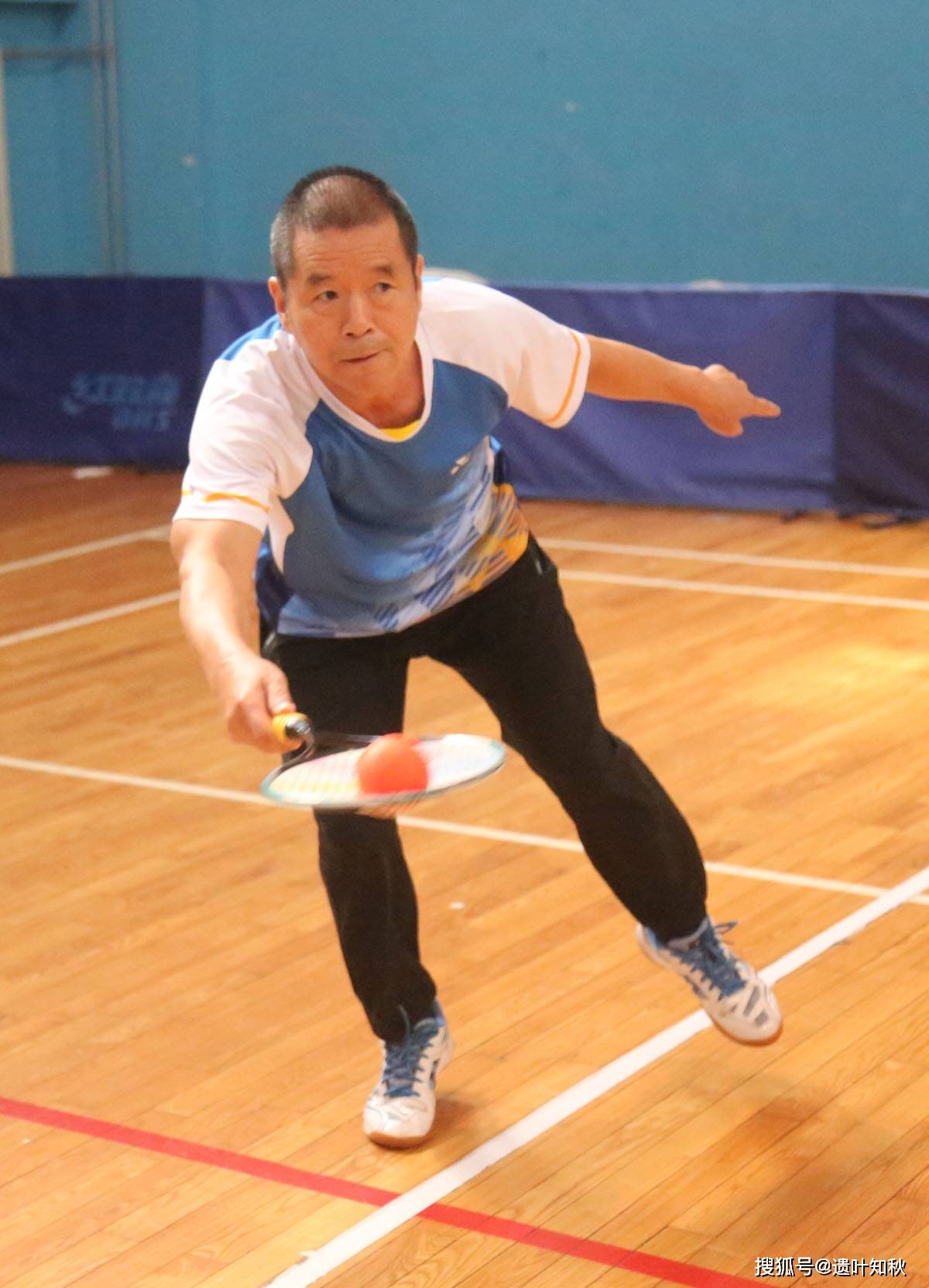 第八届北京柔力球公开赛挥拍 500余名爱好者参加了比赛_体育馆_运动