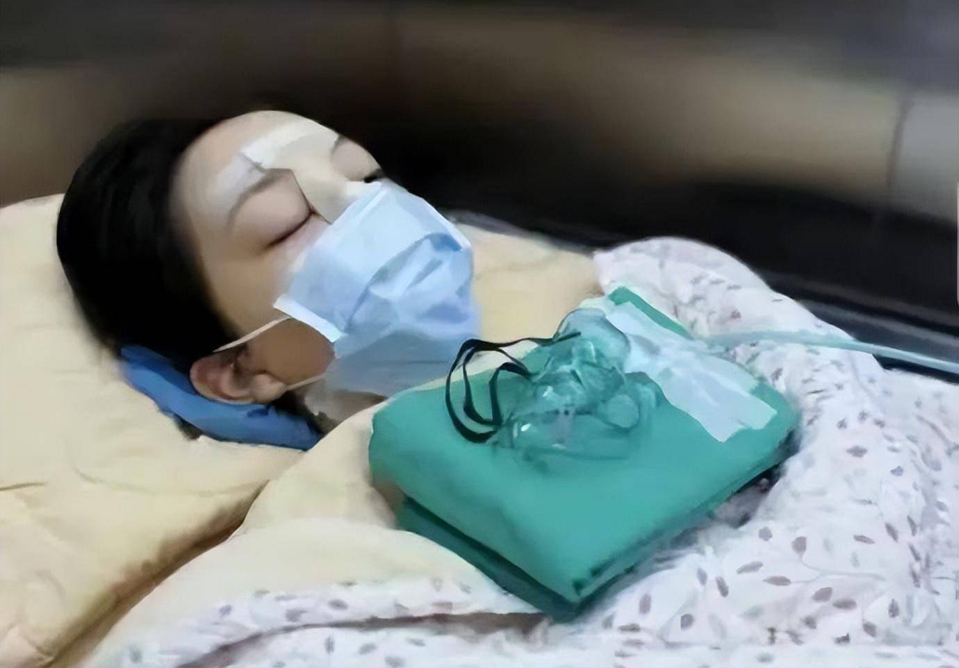 李嫣戴着口罩,静静地躺在手术台上,双目紧闭,胸前还放着氧气面罩,看