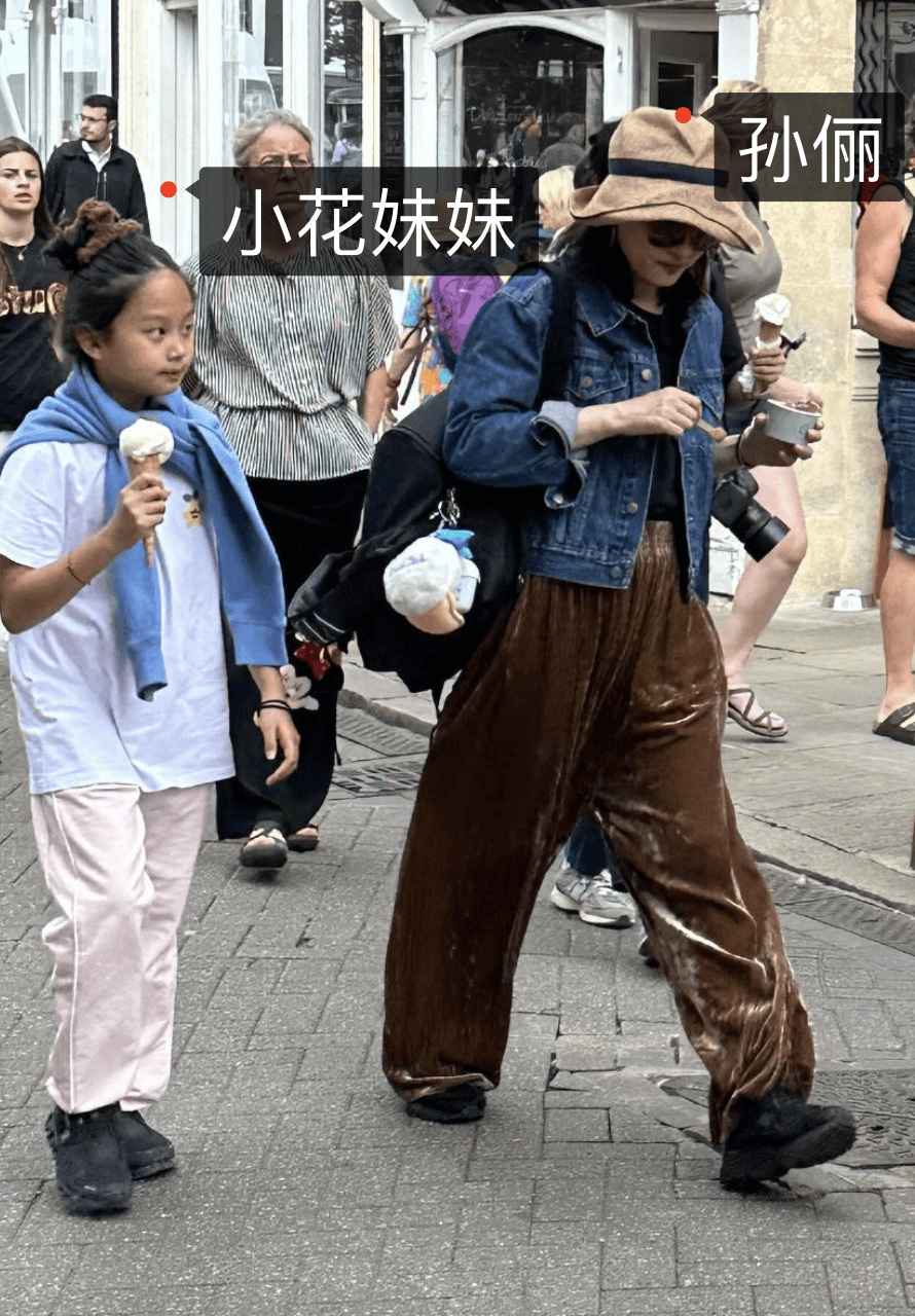 邓超,但其实小花妹妹更像自己的奶奶,堪称是隔代遗传,恭喜孙俪得了个